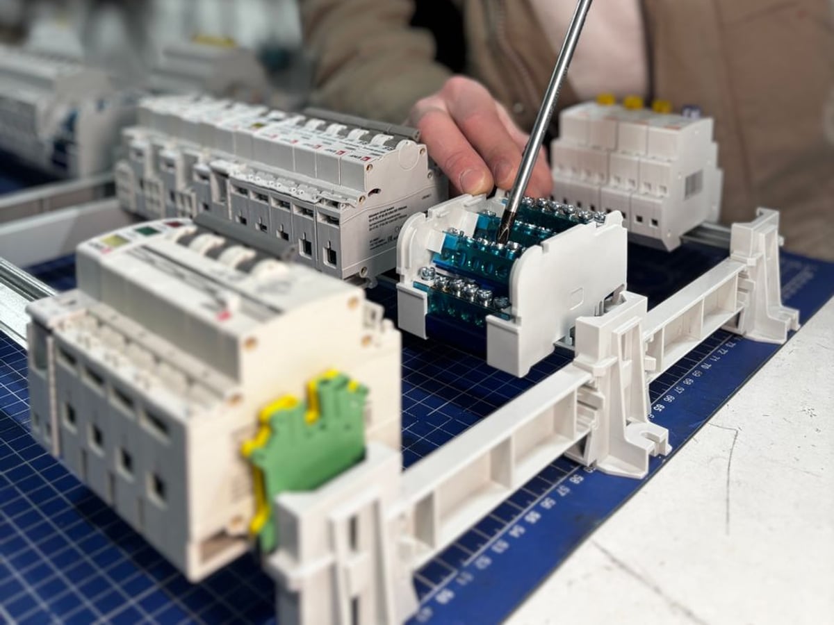 Tableau électrique moderne au câblage soigné aligné sur rail DIN